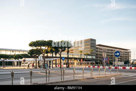 Barcelona, Spanien - 11.11.2017: Großes Gebäude von internationalen Flughafen Barcelona El Prat Terminal mit Parkplatz in der Nähe Gebäude Stockfoto