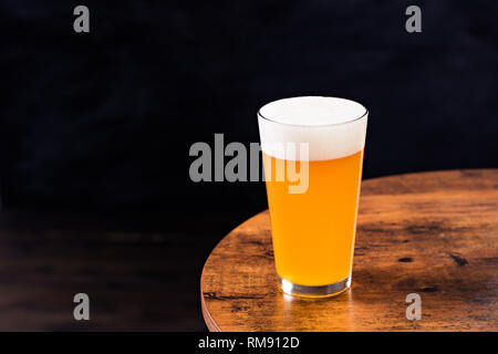 Erfrischende Amber Handwerk Bier auf einem Tisch Stockfoto