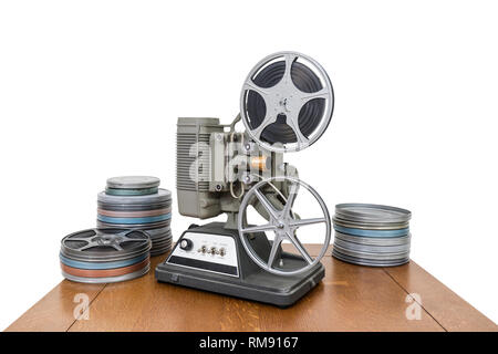 Vintage 8-mm-Film Projektor und Film Dosen isoliert auf Weiss. Stockfoto