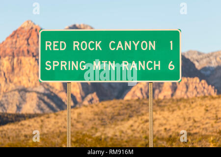 Am frühen Morgen Blick auf Route 159 Hinweisschild und Wüste Gipfeln in der Nähe von Red Rock Canyon National Conservation Area, Feder Mtn Ranch State Park und Las Veg Stockfoto