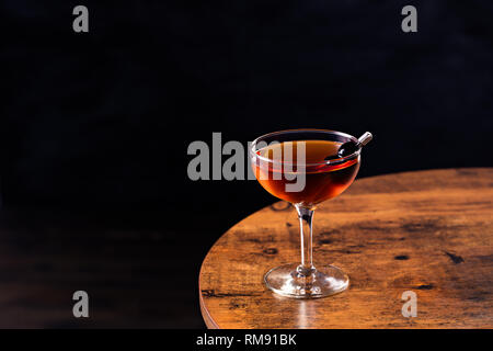 Erfrischende Bourbon Manhattan Cocktail auf einer Tabelle Stockfoto