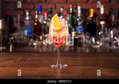 Alkoholische Aperol Spritz Cocktail an der Bar Stockfoto