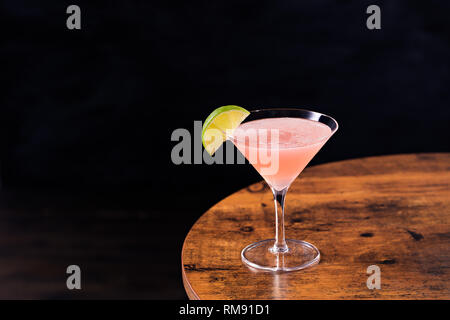 Erfrischende Wodka Cosmopolitan Martini Cocktail auf einer Tabelle Stockfoto