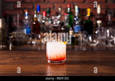 Erfrischende Black Gin Dornbusch auf einen Balken Stockfoto