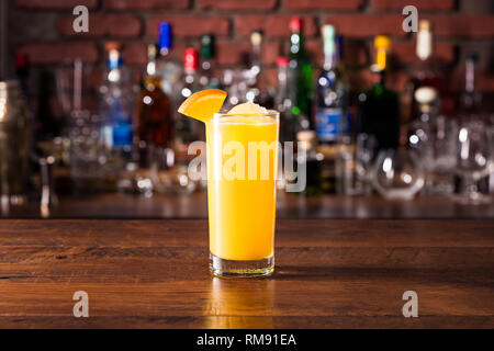 Erfrischende Wodka ABL Schraubendreher Cocktail an der Bar Stockfoto