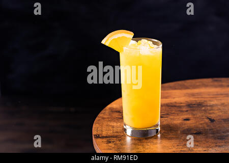 Erfrischende Wodka ABL Schraubendreher Cocktail auf einer Tabelle Stockfoto