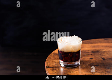 Erfrischende White Russian Cocktail auf einer Tabelle Stockfoto