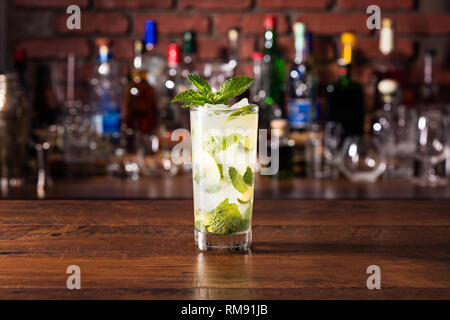 Erfrischende Rum Mint Mojito Cocktail auf einer Tabelle Stockfoto