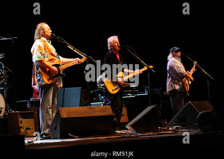 Crosby, Stills und Nash werden gezeigt, die 'live' im Konzert. Stockfoto