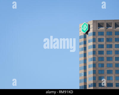 MONTREAL, KANADA - 4. NOVEMBER 2018: Desjardins Bank Logo auf Ihrer Hauptniederlassung für Montreal, Quebec, in der Complexe Desjardins. Mouvement Desjardins Stockfoto