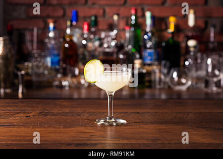 Erfrischende Wodka Gimlet Cocktail an der Bar Stockfoto
