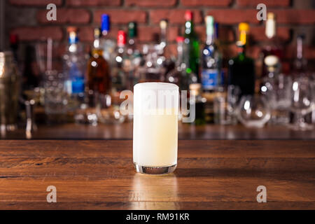 Erfrischenden Gin Fizz Cocktail an der Bar Stockfoto