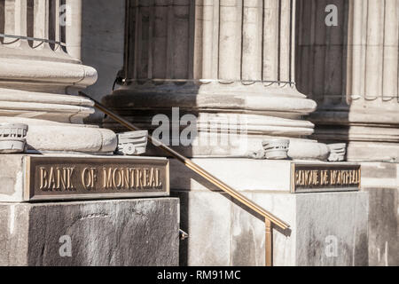 MONTREAL, KANADA - 4. NOVEMBER 2018: Bank von Montreal logo, bekannt als BMO, vor ihrem historischen Sitz in Old Montreal. "Banque de Stockfoto