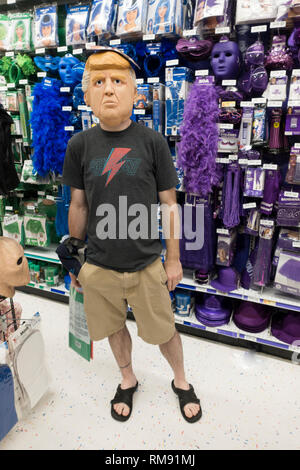 Versuchen, auf Halloween Masken im Party city store Massachusetts Stockfoto