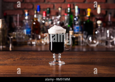 Warm Whiskey Irish Coffee Cocktail an der Bar Stockfoto