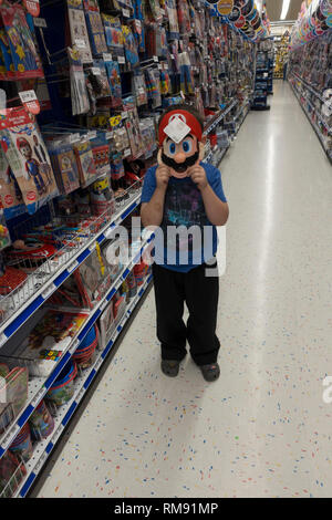 Versuchen, auf Halloween Masken im Party city store Massachusetts Stockfoto