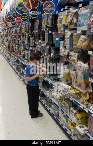 Versuchen, auf Halloween Masken im Party city store Massachusetts Stockfoto