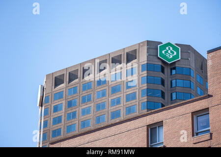 MONTREAL, KANADA - 4. NOVEMBER 2018: Desjardins Bank Logo auf Ihrer Hauptniederlassung für Montreal, Quebec, in der Complexe Desjardins. Mouvement Desjardins Stockfoto