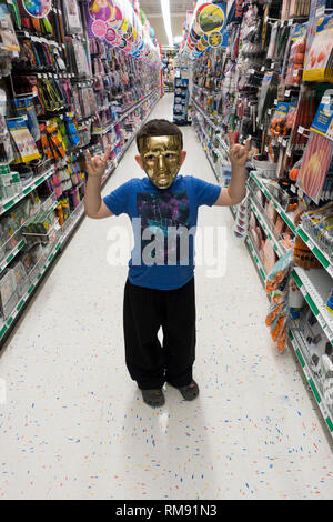 Versuchen, auf Halloween Masken im Party city store Massachusetts Stockfoto