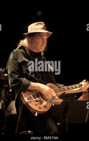 Neil Young ist dargestellt auf der Bühne während eines CSN&Y-Konzert. Stockfoto