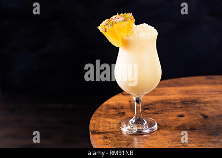 Erfrischende Rum Pina Colada Cocktail auf einer Tabelle Stockfoto