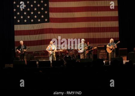 Stephen Stills, Graham Nash, Neil Young und David Crosby dargestellt auf der Bühne während eines CSN&Y Konzert aussehen. Stockfoto