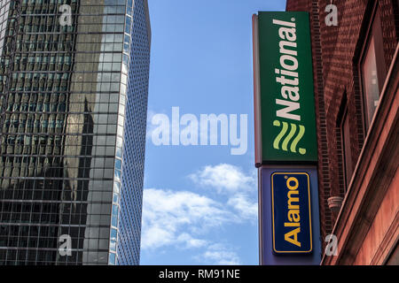 MONTREAL, KANADA - 7 November, 2018: Logo von National Car Rental und Alamo auf Ihrer Hauptniederlassung für Montreal, Quebec. National und Alamo sind Car renta Stockfoto