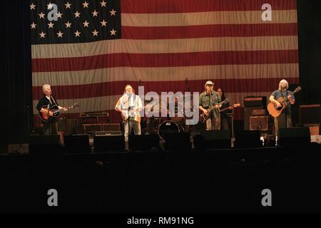 Stephen Stills, Graham Nash, Neil Young und David Crosby dargestellt auf der Bühne während eines CSN&Y Konzert aussehen. Stockfoto