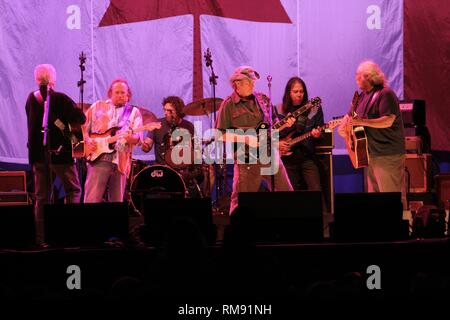 Stephen Stills, Graham Nash, Neil Young und David Crosby dargestellt auf der Bühne während eines CSN&Y Konzert aussehen. Stockfoto