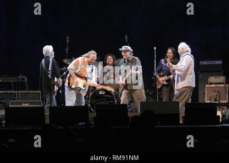 Stephen Stills, Graham Nash, Neil Young und David Crosby dargestellt auf der Bühne während eines CSN&Y Konzert aussehen. Stockfoto