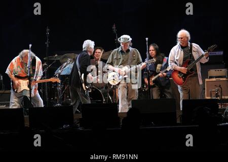 Stephen Stills, Graham Nash, Neil Young und David Crosby dargestellt auf der Bühne während eines CSN&Y Konzert aussehen. Stockfoto