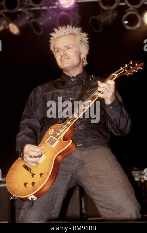 Gitarrist Billy Duffy der Kult wird gezeigt auf der Bühne während eines Konzertes aussehen. Stockfoto