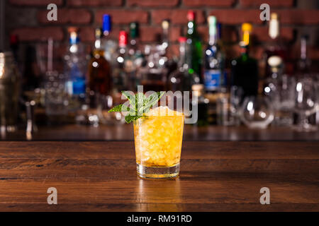 Erfrischende Bourbon Mint Julep Cocktails an der Bar Stockfoto