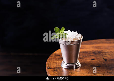 Erfrischende Bourbon Mint Julep Cocktail auf einer Tabelle Stockfoto