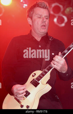 Gitarrist Billy Duffy der Kult wird gezeigt auf der Bühne während eines Konzertes aussehen. Stockfoto