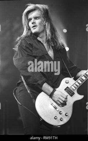 Gitarrist Billy Duffy der Kult wird gezeigt auf der Bühne während eines Konzertes aussehen. Stockfoto