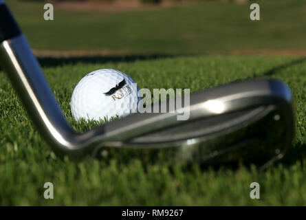 Eine Nahaufnahme von einem Golfball mit einem Club es Adressierung vor dem Schwingen der Vereins. Stockfoto
