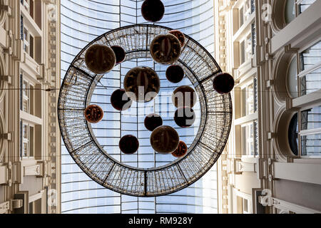 Horizontale gerade nach oben geschossen von Dekoration an der Decke eines Indoor neoklassizistischen Architektur Shopping Passage Stockfoto
