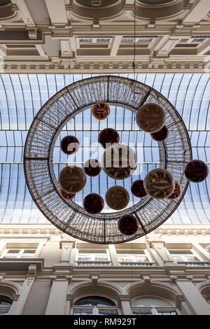Vertikale gerade nach oben geschossen von Dekoration an der Decke eines Indoor neoklassizistischen Architektur Shopping Passage Stockfoto