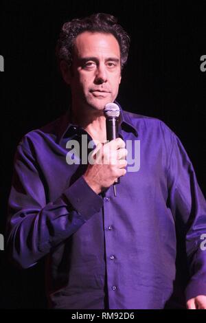 Emmy preisgekrönten amerikanischen Schauspieler und Stand-up-Comedian Brad Garrett ist dargestellt auf der Bühne während einer "live"-Konzert aussehen. Stockfoto