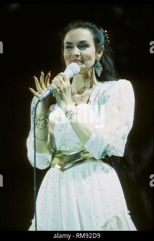 Land Sänger Crystal Gayle dargestellt singen auf der Bühne während einer "live"-Konzert aussehen. Stockfoto