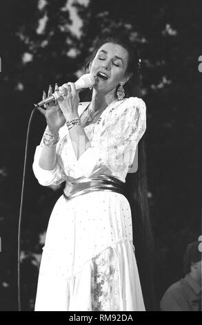 Land Sänger Crystal Gayle dargestellt singen auf der Bühne während einer "live"-Konzert aussehen. Stockfoto