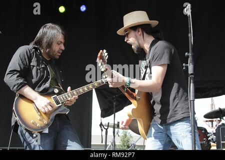 Musiker Nathan Dale und Jackie Greene dargestellt auf der Bühne während einer "live"-Konzert aussehen. Stockfoto