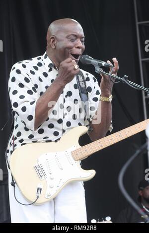 Sänger, Songwriter und Gitarrist Buddy Guy ist dargestellt auf der Bühne während einer "live"-Konzert aussehen. Stockfoto