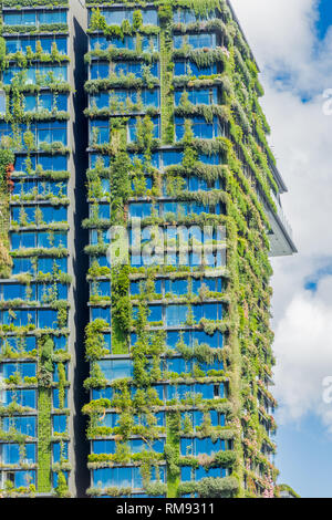 Grün Hochhaus Gebäude mit Pflanzen, die auf der Fassade. Stockfoto