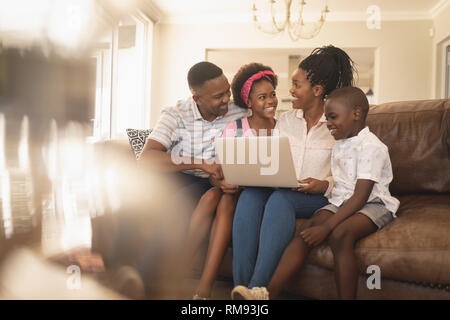 Gerne Afrikanische amerikanische Familie auf dem Sofa sitzen und mit Laptop Stockfoto