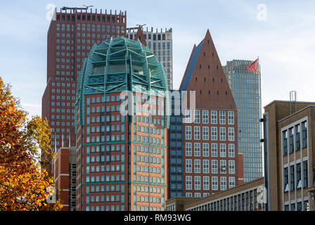 Neues, modernes Hochhaus Cluster von Gebäuden in der Stadt Den Haag in den Niederlanden mit einem Hauch von älteren Konstruktionen im Vordergrund. Stockfoto