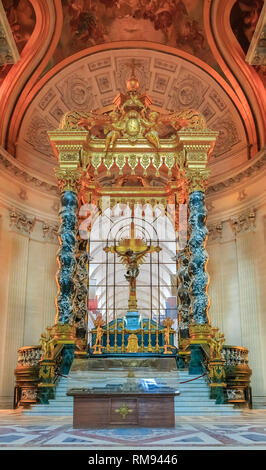 Altar in St. Louis Kathedrale von Les Invalides in Paris, Frankreich, Grabstätte für Frankreich den Krieg der Helden und das Grab von Napoleon Bonaparte. Stockfoto