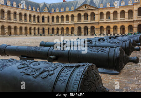 Kanonen am Invalidendom Museum Complex in Paris, Frankreich Grabstätte für Frankreichs Kriegshelden und Kaiser Napoleon Bonaparte, Grab Stockfoto