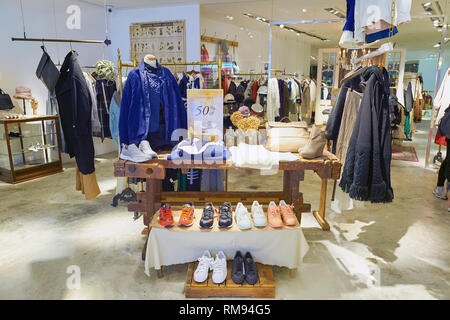 Hongkong - ca. Januar 2016: Innerhalb der ersten Store in Hongkong. Kleidung Marke Erste hat nur wenige Filialen in Hongkong. Stockfoto